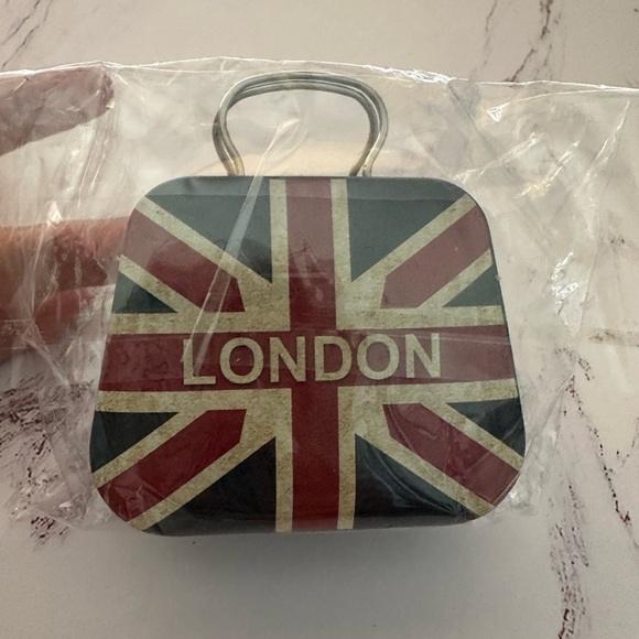 Union Jack London Tin Small Collectible Or Souvenier Handbag Brand New - Picture 3 of 4